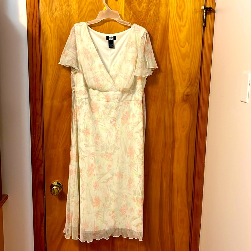 Short sleeves, Lightweight, fully lined, summer dress with a self tie sash